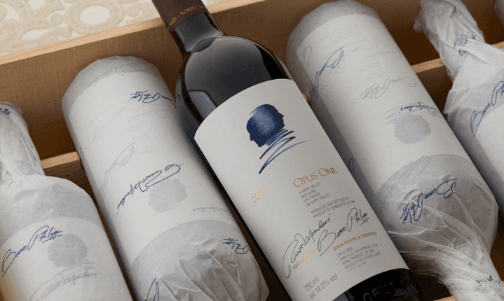 Garrafas de Opus One e Overture em caixa de madeira