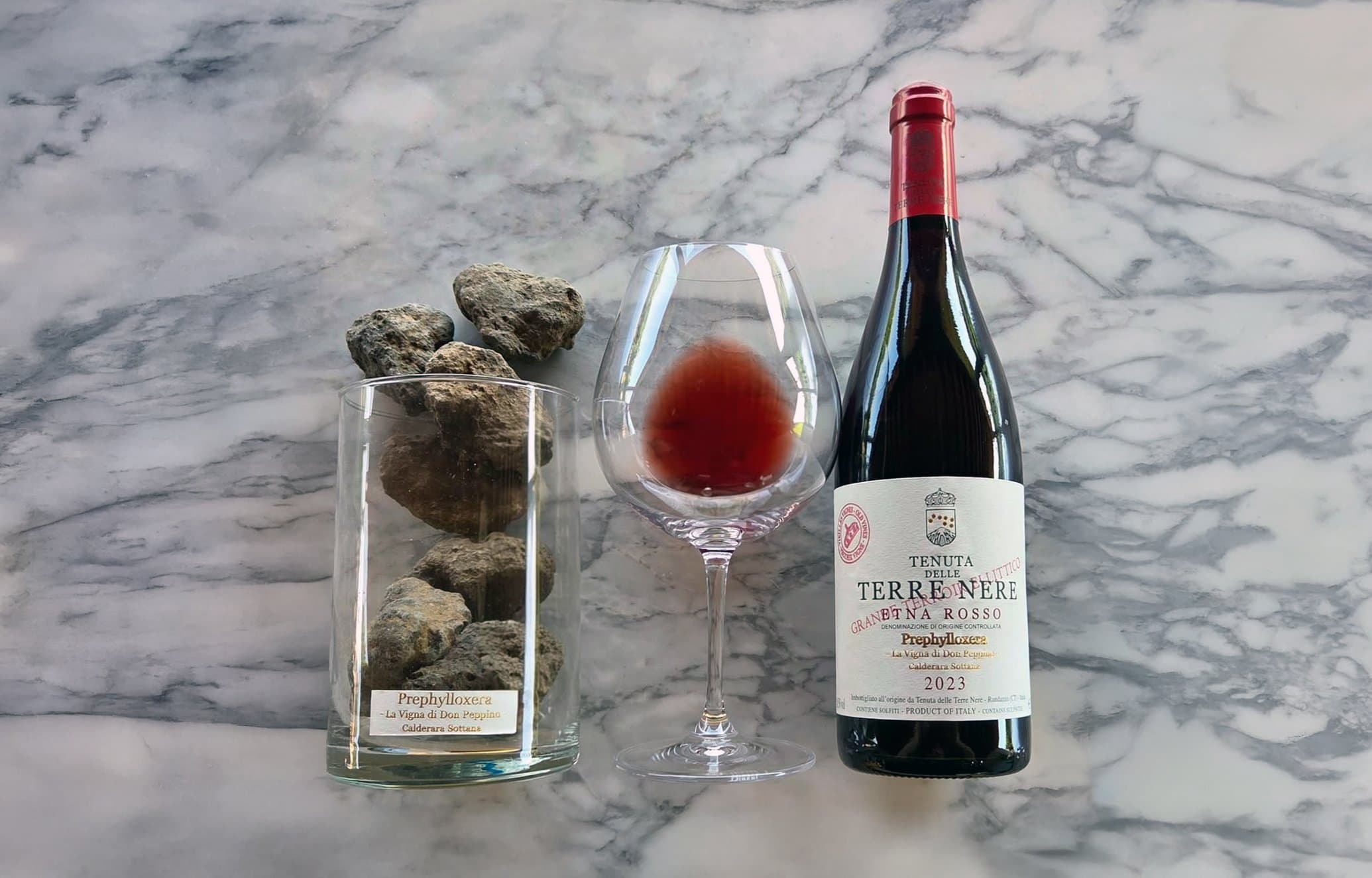Garrafa de vinho do Etna com rochas vulcânicas