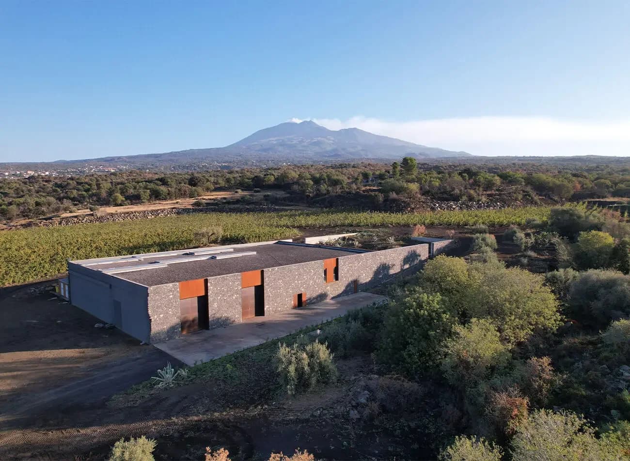 Vinícola moderna do Etna com o vulcão ao fundo